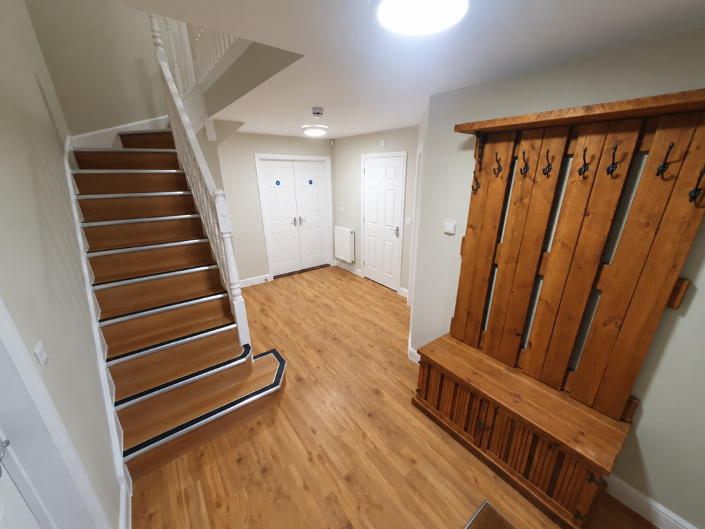 Large 6 Bedroom Detached Accommodation