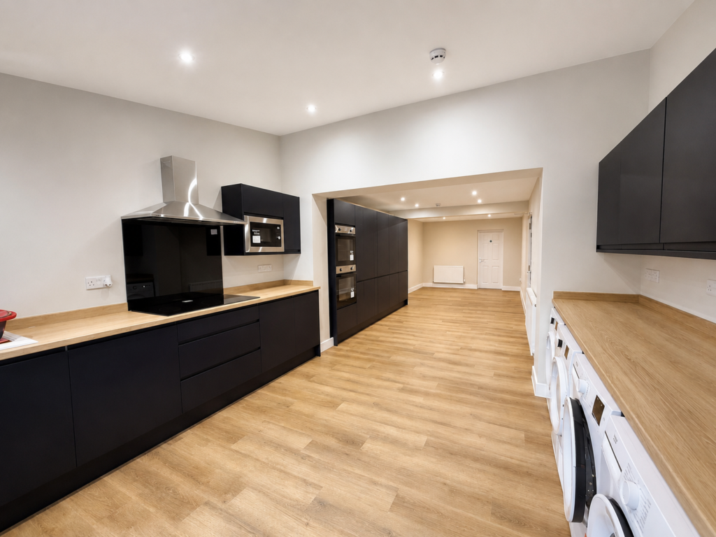 Large 6 Bedroom Detached Property